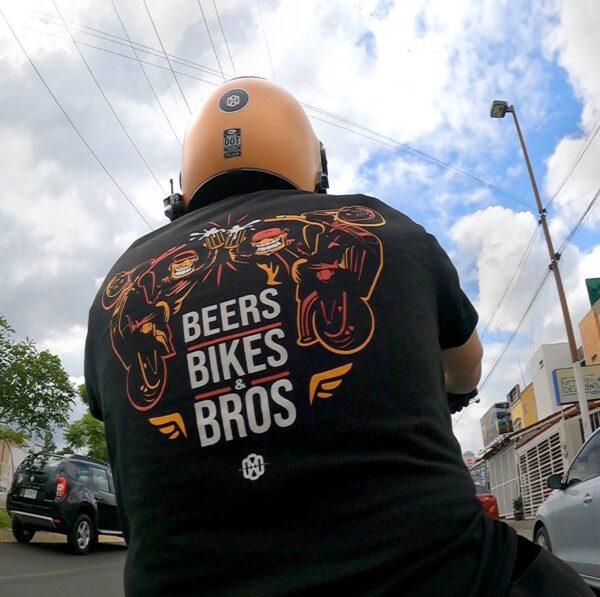 Playera motociclista Lhopital negra con leyenda: Beers, Bikes and Bros con 2 amigos motociclistas brindando con cerveza en colores amarillo y rojo