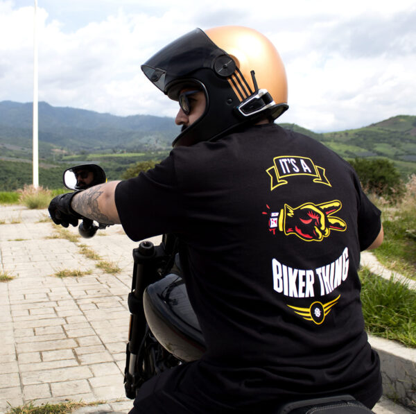 Playeras motociclista Lhopital negra con la leyenda It's a Biker Thing haciendo la señal del motociclista con los dedos en colores amarillo y rojo