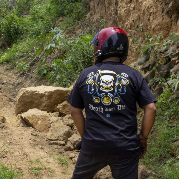 Playeras motociclista Lhopital negra Death doesn't die con La Muerte manejando una moto en colores amarillo, azul y blanco