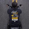 Playeras motociclista Lhopital negra Good Times, Good Rides con un motociclista quemando llanta en colores amarillo y blanco