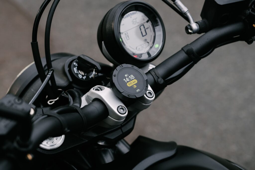 Beeline MOTO II black montado en una Ducati Scrambler